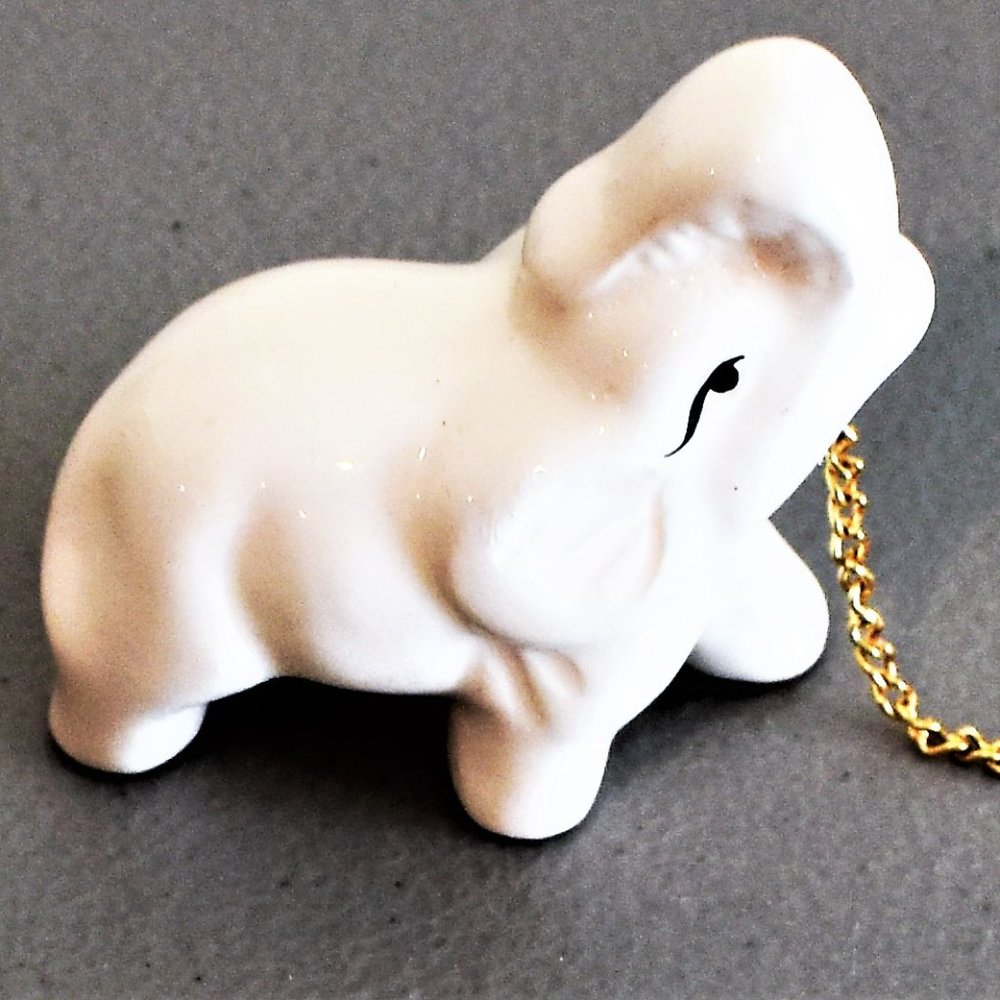 Very Cute Elephant Figurine - Picture 1 of 2